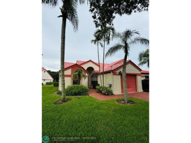 ****  BEAUTIFUL SPACIOUS VILLA OVERLOOKING THE LAKE IN on Gleneagles Golf and Country Club in Florida - for sale on GolfHomes.com, golf home, golf lot