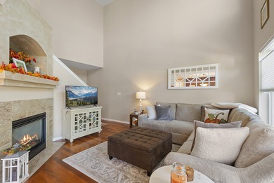 BEAUTIFUL, WELL-MAINTAINED, 3 bed, 2.5 bath two-story townhome on Seven Bridges Golf Club in Illinois - for sale on GolfHomes.com, golf home, golf lot