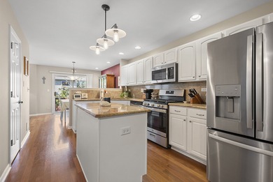 BEAUTIFUL, WELL-MAINTAINED, 3 bed, 2.5 bath two-story townhome on Seven Bridges Golf Club in Illinois - for sale on GolfHomes.com, golf home, golf lot