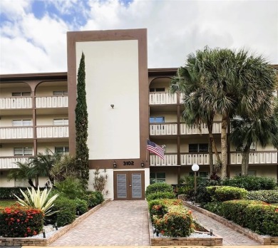 2nd FLOOR CORNER with WIDE GOLF/LAKE/POOL VIEW Plus HURRICANE on Wynmoor Golf Course in Florida - for sale on GolfHomes.com, golf home, golf lot