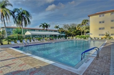 2nd FLOOR CORNER with WIDE GOLF/LAKE/POOL VIEW Plus HURRICANE on Wynmoor Golf Course in Florida - for sale on GolfHomes.com, golf home, golf lot