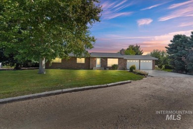 Quality construction, Wide open floor plan, lots of bedrooms on Purple Sage Golf Course in Idaho - for sale on GolfHomes.com, golf home, golf lot