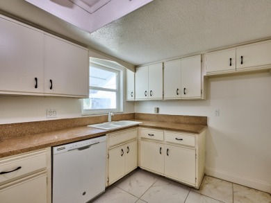 *Impact Windows**Bright & Airy**55 Plus Community*--Welcome to on Leisureville Community Association in Florida - for sale on GolfHomes.com, golf home, golf lot