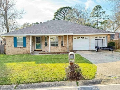 This charming 3 bedroom 2 bath home offers a comfortable and on Lake Forest Yacht and Country Club in Alabama - for sale on GolfHomes.com, golf home, golf lot