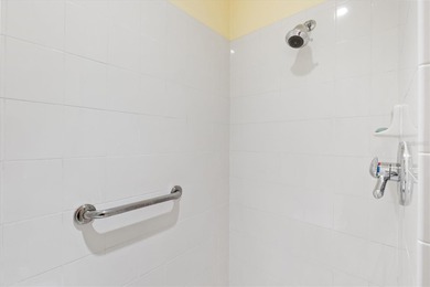 Just 1.4 miles to LAKE SUMTER LANDING>> Lovely 3/2 WISTERIA on Glenview Championship Golf and Country Club in Florida - for sale on GolfHomes.com, golf home, golf lot