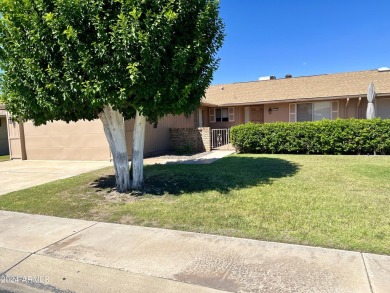 Great Gemini home in Sun City freshly painted and new carpet on Sun City Lakes West and East in Arizona - for sale on GolfHomes.com, golf home, golf lot