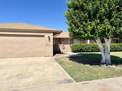 Great Gemini home in Sun City freshly painted and new carpet on Sun City Lakes West and East in Arizona - for sale on GolfHomes.com, golf home, golf lot