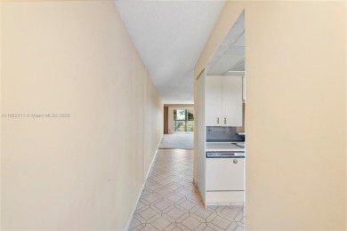 SPACIOUS 2 BED / 2 BATH LOCATED IN DESIRABLE COMMUNITY WITH on Wynmoor Golf Course in Florida - for sale on GolfHomes.com, golf home, golf lot