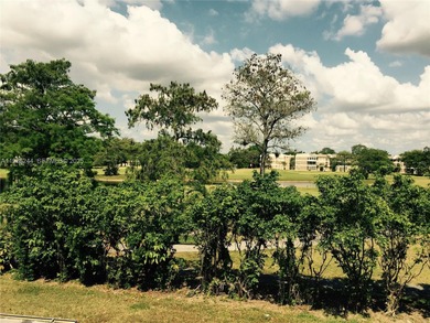 BEAUTIFUL, VERY SPACIOUS 3 BD 2.5 BATH TOWNHOME. FRESHLY PAINTED on Colony West Country Club in Florida - for sale on GolfHomes.com, golf home, golf lot