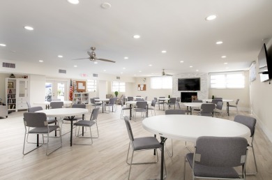 This is a spacious, fully equipped corner home! Walk into the on Orangebrook Golf and Country Club in Florida - for sale on GolfHomes.com, golf home, golf lot