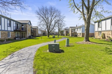 Move-in ready 2nd floor, 2-bedroom, 2-bath condo located in the on Green Meadows Golf Club in Illinois - for sale on GolfHomes.com, golf home, golf lot