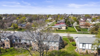 Move-in ready 2nd floor, 2-bedroom, 2-bath condo located in the on Green Meadows Golf Club in Illinois - for sale on GolfHomes.com, golf home, golf lot