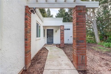 Set at the end of a peaceful cul-de-sac, this 2 bd/2ba/den home on Leisure Village Par 3 Golf Course in California - for sale on GolfHomes.com, golf home, golf lot