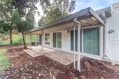 Set at the end of a peaceful cul-de-sac, this 2 bd/2ba/den home on Leisure Village Par 3 Golf Course in California - for sale on GolfHomes.com, golf home, golf lot