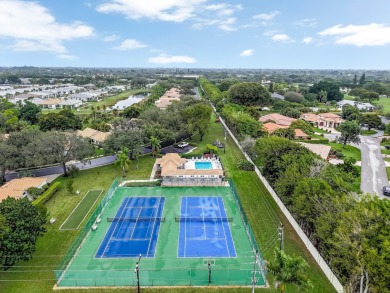 :Beautifully updated home centrally located that feels like a on Legacy at Sherwood Park Golf Course in Florida - for sale on GolfHomes.com, golf home, golf lot