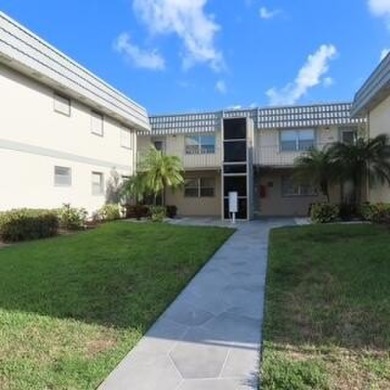 Don't miss this conveniently located updated 1st floor corner on Kings Point Golf - Executive in Florida - for sale on GolfHomes.com, golf home, golf lot
