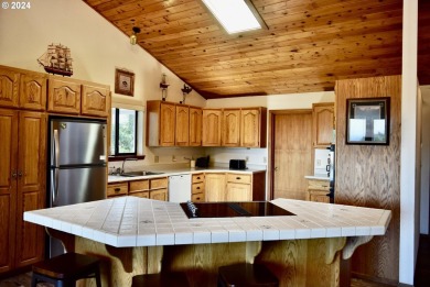 Discover your perfect home in this 3 bedroom, 3 full bath custom on Cedar Bend Golf Course in Oregon - for sale on GolfHomes.com, golf home, golf lot