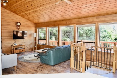 Discover your perfect home in this 3 bedroom, 3 full bath custom on Cedar Bend Golf Course in Oregon - for sale on GolfHomes.com, golf home, golf lot