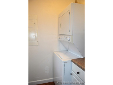 This 2 bedroom 2 bath condo lives LARGE with approximately 1,250 on Seasons Ridge At Four Seasons in Missouri - for sale on GolfHomes.com, golf home, golf lot