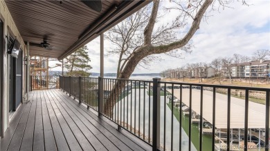 This 2 bedroom 2 bath condo lives LARGE with approximately 1,250 on Seasons Ridge At Four Seasons in Missouri - for sale on GolfHomes.com, golf home, golf lot