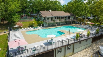 This 2 bedroom 2 bath condo lives LARGE with approximately 1,250 on Seasons Ridge At Four Seasons in Missouri - for sale on GolfHomes.com, golf home, golf lot