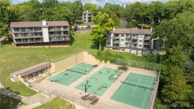 This 2 bedroom 2 bath condo lives LARGE with approximately 1,250 on Seasons Ridge At Four Seasons in Missouri - for sale on GolfHomes.com, golf home, golf lot