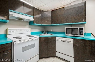 Gorgeous Spacious Contemporary 5 Bedroom Home Situated in a on Knollwood Country Club in Michigan - for sale on GolfHomes.com, golf home, golf lot
