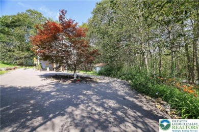 This very well maintained home is ready to be loved by its new on Pocono Farms Country Club in Pennsylvania - for sale on GolfHomes.com, golf home, golf lot