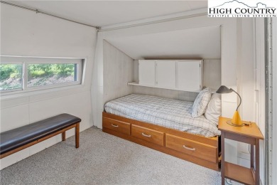 Linville Living with Grandfather Mountain Views!
Charming 2BR/1 on Land Harbor Golf Course in North Carolina - for sale on GolfHomes.com, golf home, golf lot