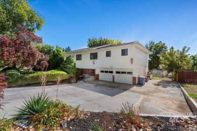 This classic split-level home offers plenty of space and on Indian Lakes Golf Course in Idaho - for sale on GolfHomes.com, golf home, golf lot