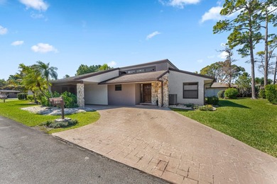 Welcome to this beautifully maintained 3-bedroom, 2-bathroom on Woodmont Country Club in Florida - for sale on GolfHomes.com, golf home, golf lot