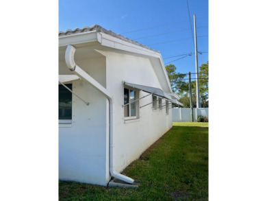 This is a 2-bedroom, 2-bathroom home with a 1-car garage on Mainlands Golf Club in Florida - for sale on GolfHomes.com, golf home, golf lot