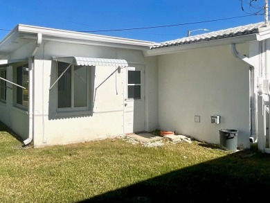 This is a 2-bedroom, 2-bathroom home with a 1-car garage on Mainlands Golf Club in Florida - for sale on GolfHomes.com, golf home, golf lot