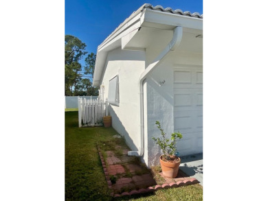 This is a 2-bedroom, 2-bathroom home with a 1-car garage on Mainlands Golf Club in Florida - for sale on GolfHomes.com, golf home, golf lot