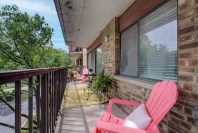 Welcome to this beautifully updated 1-bedroom, 1-bath condo that on Twin Lakes Golf Course in Illinois - for sale on GolfHomes.com, golf home, golf lot