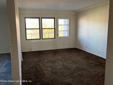 This one bedroom, one-bath apartment, situated in a luxury on Silver Lake Golf Course in New York - for sale on GolfHomes.com, golf home, golf lot