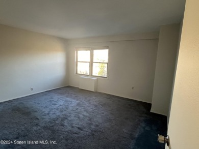 This one bedroom, one-bath apartment, situated in a luxury on Silver Lake Golf Course in New York - for sale on GolfHomes.com, golf home, golf lot