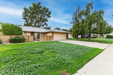 Beautiful 2-bedroom, 2-bath Gemini home in Sun City! Split floor on Sun City Lakes West and East in Arizona - for sale on GolfHomes.com, golf home, golf lot
