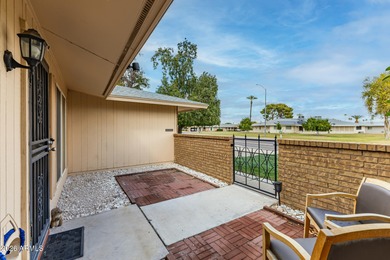 Beautiful 2-bedroom, 2-bath Gemini home in Sun City! Split floor on Sun City Lakes West and East in Arizona - for sale on GolfHomes.com, golf home, golf lot