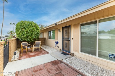 Beautiful 2-bedroom, 2-bath Gemini home in Sun City! Split floor on Sun City Lakes West and East in Arizona - for sale on GolfHomes.com, golf home, golf lot
