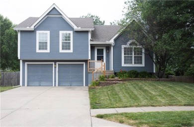 Welcome to this beautiful, 3 bedroom, 2.5 bathroom, move in on Paradise Pointe Golf Complex in Missouri - for sale on GolfHomes.com, golf home, golf lot