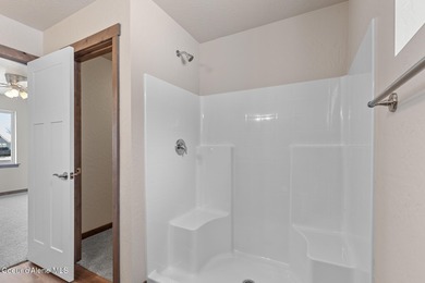 Calling all golfers!! This 3 bed/2 bath single-level home in on Prairie Falls Golf Club in Idaho - for sale on GolfHomes.com, golf home, golf lot