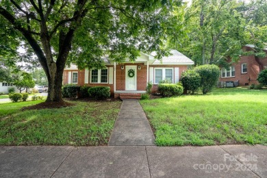 Adorable 2 bedroom, 1 bath home in an incredible location. This on Piney Point Golf Club in North Carolina - for sale on GolfHomes.com, golf home, golf lot