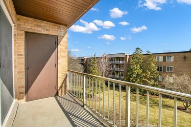 This beautifully updated 2-bed, 2-bath END-UNIT condo offers on Twin Lakes Golf Course in Illinois - for sale on GolfHomes.com, golf home, golf lot