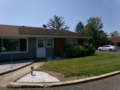 Well maintained Regency model in need of new owner.  This unit on Greenbriar Woodlands in New Jersey - for sale on GolfHomes.com, golf home, golf lot