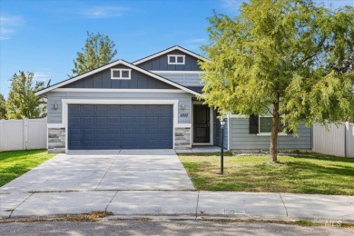This spacious 3 bedroom, 2 bath home features an open concept on Hunters Point Golf Club in Idaho - for sale on GolfHomes.com, golf home, golf lot