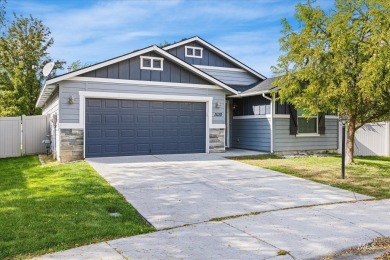 This spacious 3 bedroom, 2 bath home features an open concept on Hunters Point Golf Club in Idaho - for sale on GolfHomes.com, golf home, golf lot