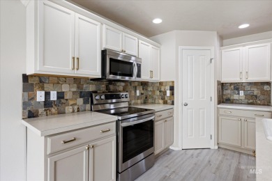 This spacious 3 bedroom, 2 bath home features an open concept on Hunters Point Golf Club in Idaho - for sale on GolfHomes.com, golf home, golf lot