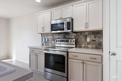 This spacious 3 bedroom, 2 bath home features an open concept on Hunters Point Golf Club in Idaho - for sale on GolfHomes.com, golf home, golf lot