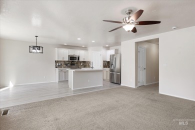 This spacious 3 bedroom, 2 bath home features an open concept on Hunters Point Golf Club in Idaho - for sale on GolfHomes.com, golf home, golf lot